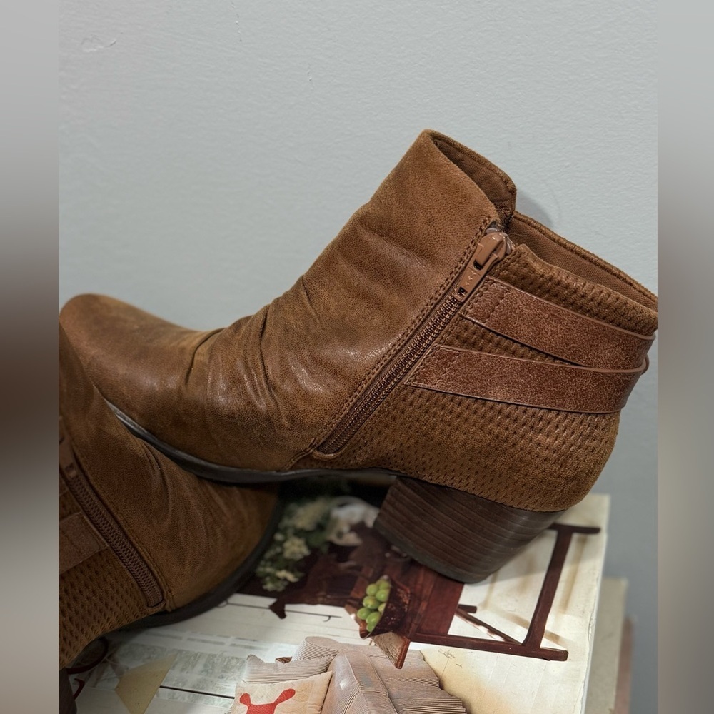 BareTraps Tan Ankle Booties Size 8 - Picture 7 of 16